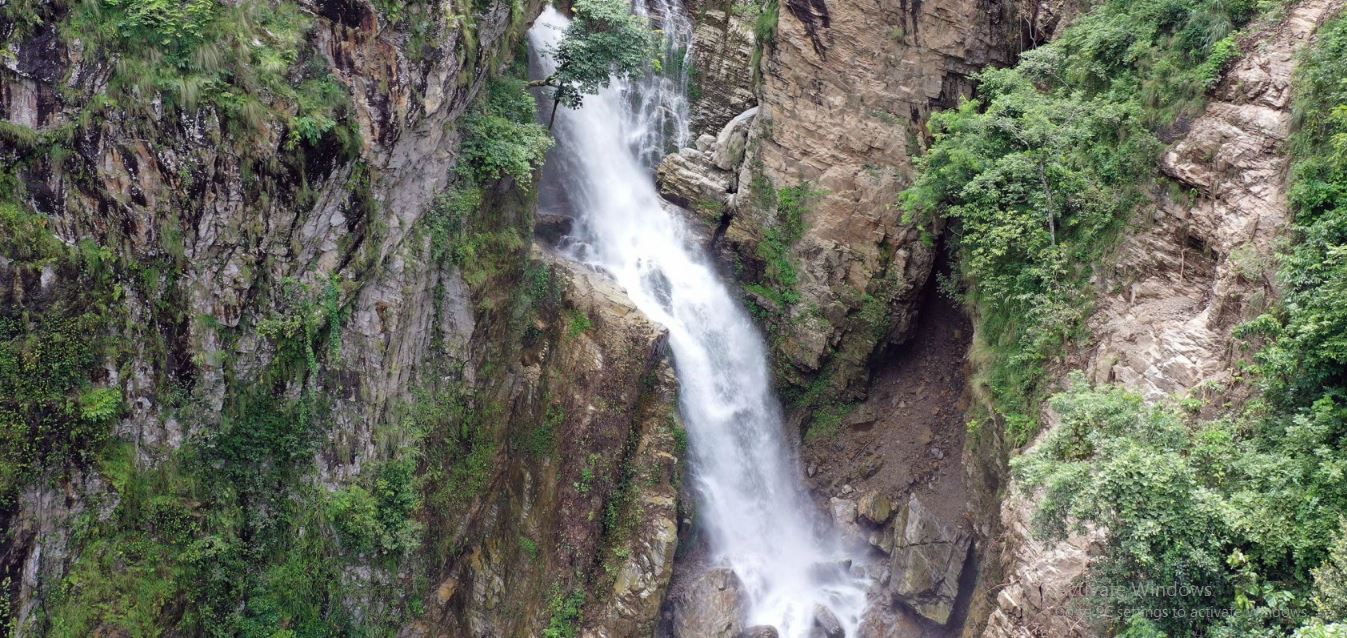 आकर्षणस्थल बन्दै ‘ऐनापहरा झरना’